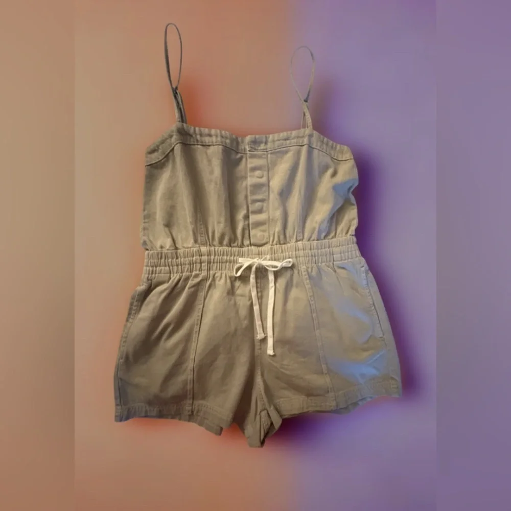 NEW-XL  threads XL Sleeveless Tan elastic waist Adjustable  Strap Romper